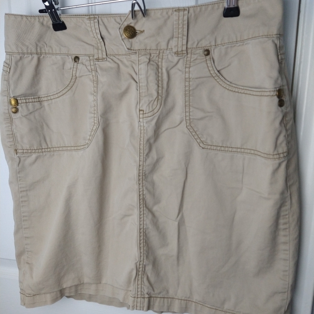 $ 𝅺L.A. Blues tan pocket skirt slit back. Size 10